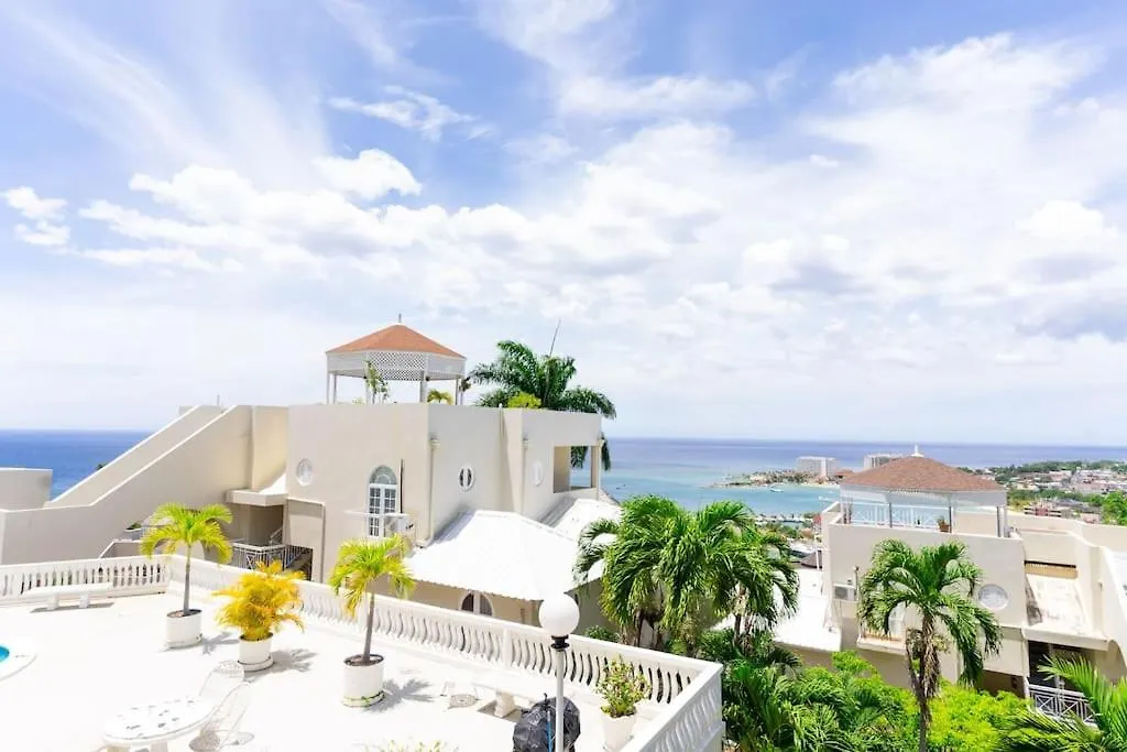 Guest house Coastal Bliss -Oceanview 2-Bedroom Condo In The Heart Of Ocho Rios Town