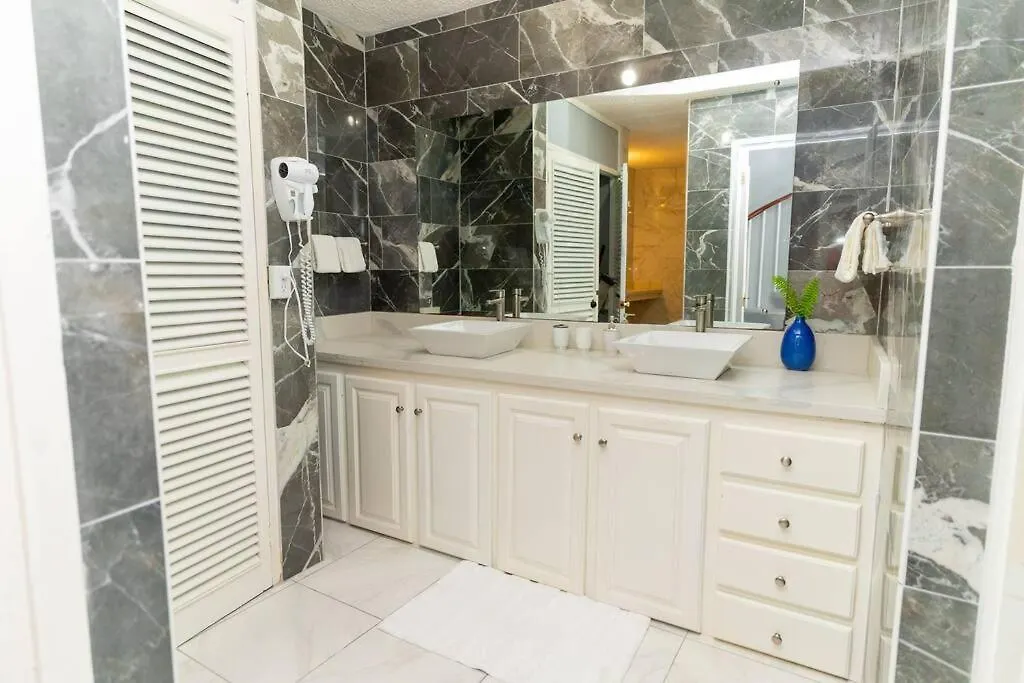 Coastal Bliss -Oceanview 2-Bedroom Condo In The Heart Of Ocho Rios Town Guest house