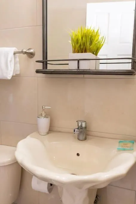 Guest house Coastal Bliss -Oceanview 2-Bedroom Condo In The Heart Of Ocho Rios Town Jamaica